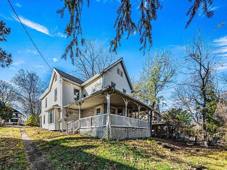 106 N Valley Rd #B — Photo 1