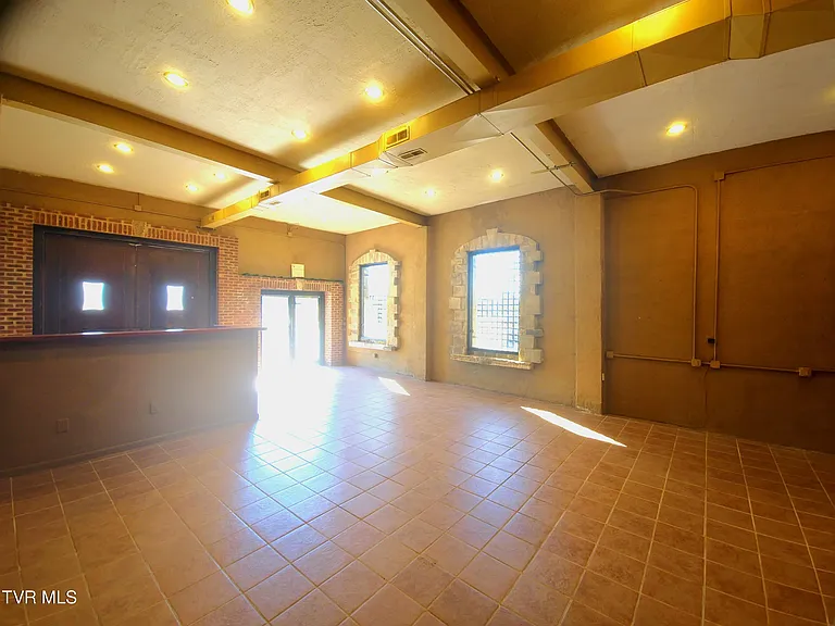 1009 E Sullivan St — Photo 6