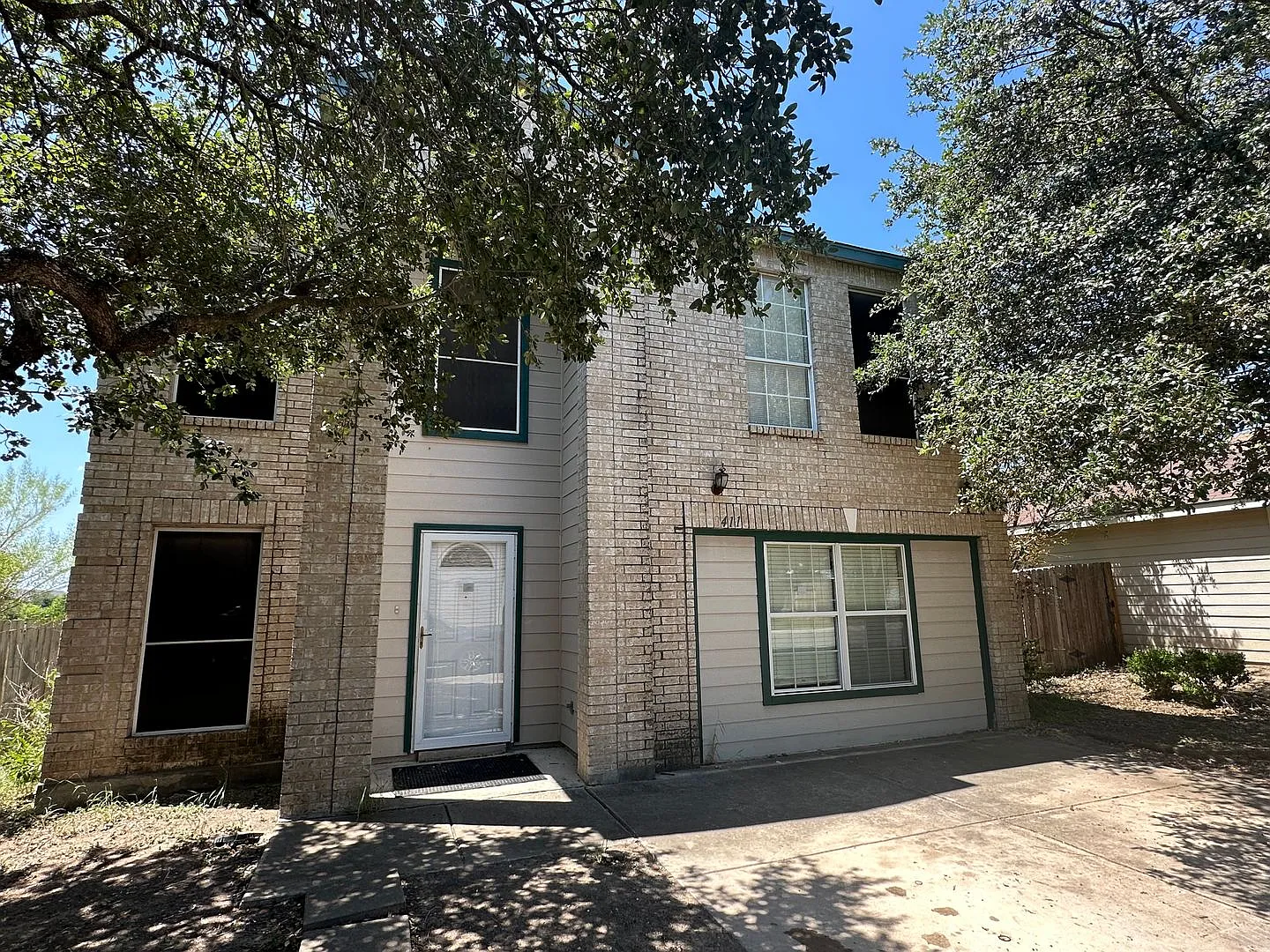 Beautiful 3 bedroom 2.5 full baths Plus Additional Room — Photo 1