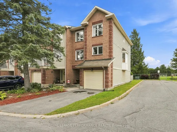 1992 Summerfields Cres, Ottawa, ON K1C 7B4