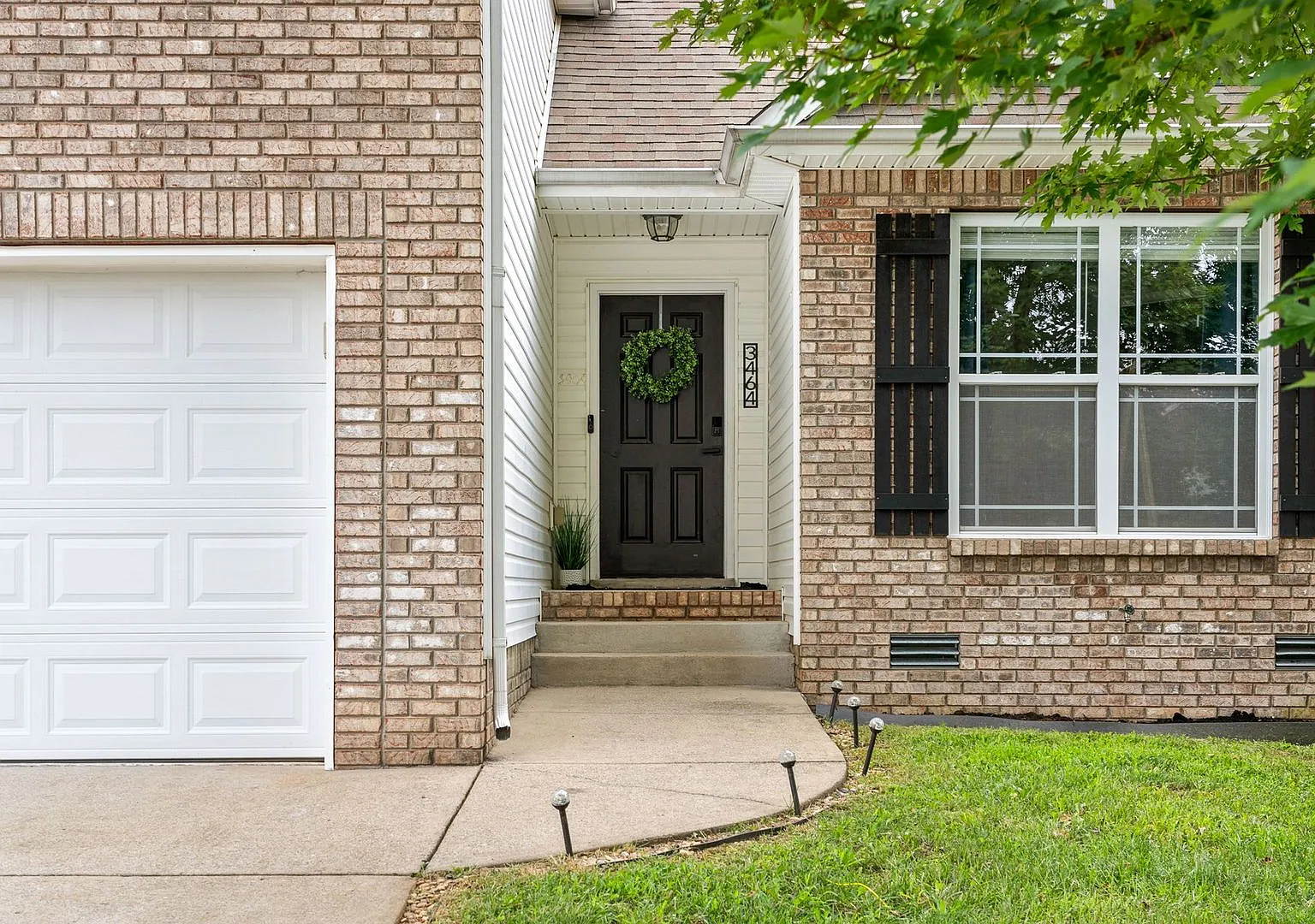 Gorgeous 3 Bedroom 2.5 Bath Pet Friendly Home For Rent — Photo 3