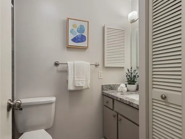 11006 NE 68th St #812 — Photo 11