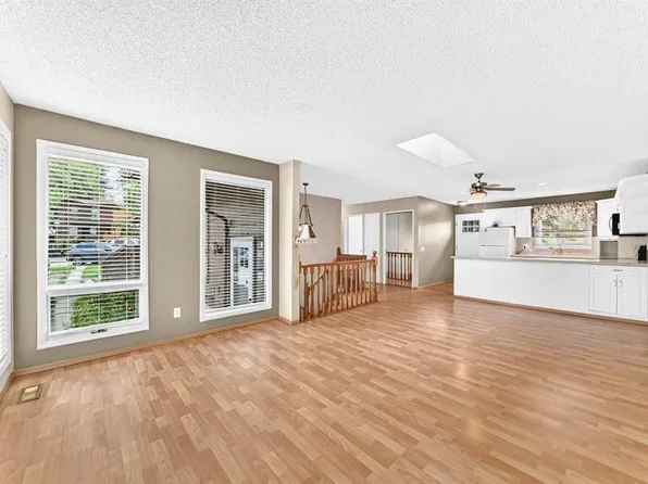 336 W Rundlehill Dr NE #13, Calgary, AB T1Y 2Y2