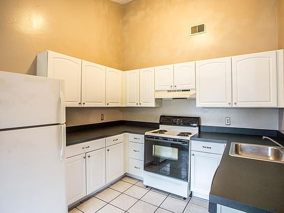 4th image of 3868 Berkshire Ct