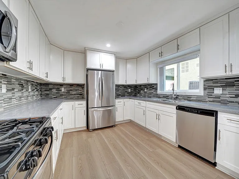 2040 S Sherbourne Dr — Photo 3