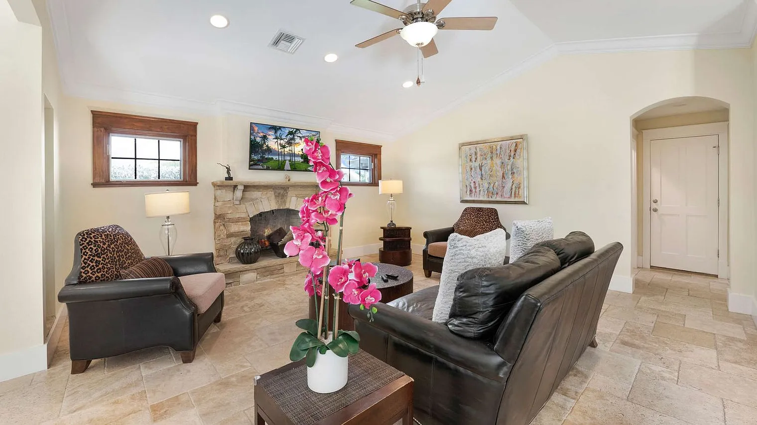 5 bed, 5.0 bath, 4994 sqft, $10,351 — Photo 2