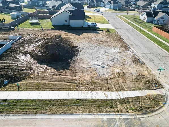 12 Stone Creek Ave, Tonganoxie, KS 66086