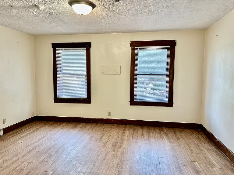 428 S 15th St — Photo 11