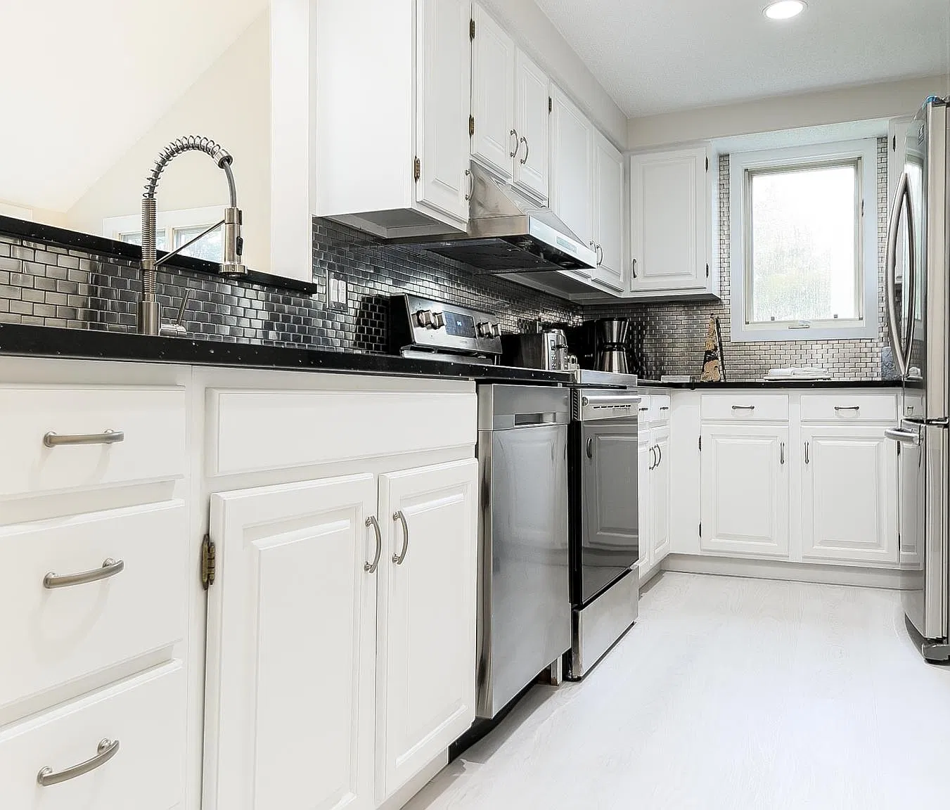 5736 Hilltop Way — Photo 2