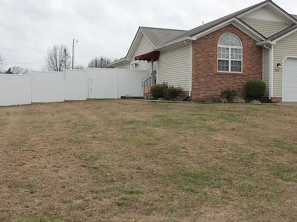 300 Deerwood Dr, Hopkinsville, KY 42240