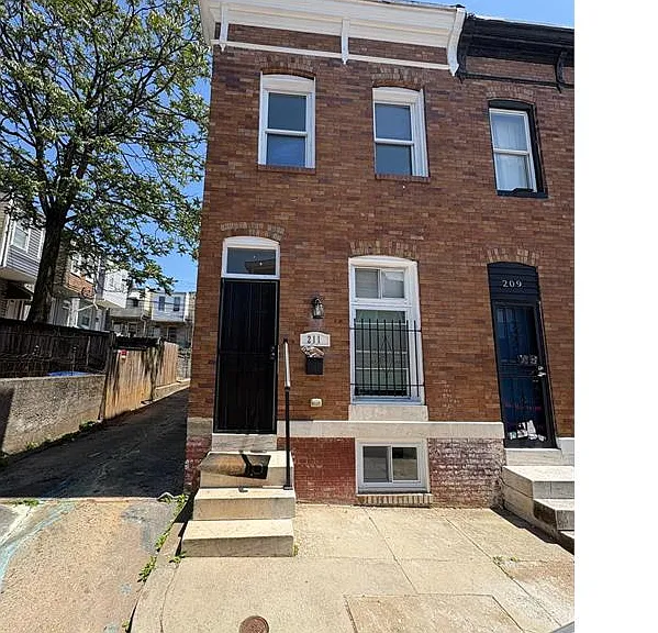 211 N Streeper St — Photo 1