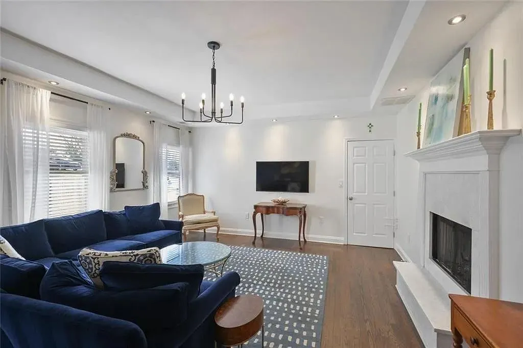 5 bed, 2944 sqft, $3,200 — Photo 2