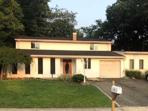 10 Continental Dr, Centereach, NY 11720