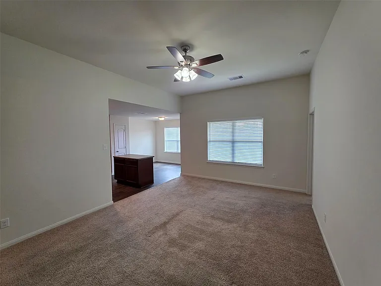 723 Crystal Lakes Dr — Photo 7
