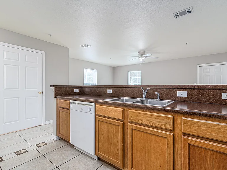 100 Corwin Dr — Photo 10