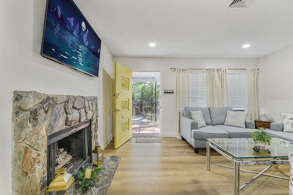 3 bed, 2.5 bath, 1016 sqft, $2,400 — Photo 3