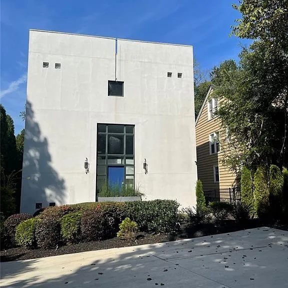 114 Lindbergh Dr NE — Photo 3