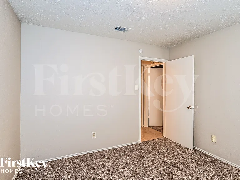 2606 Olster Dr — Photo 11