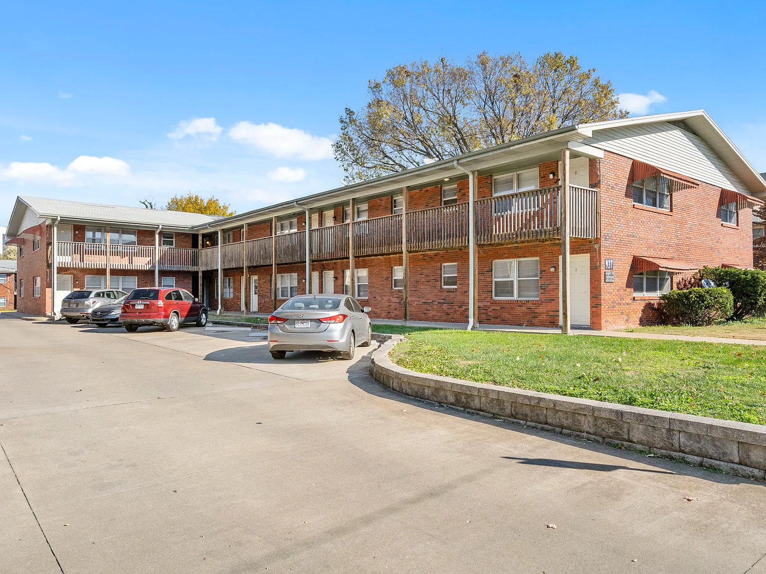 Embassy Apartments — Photo 2