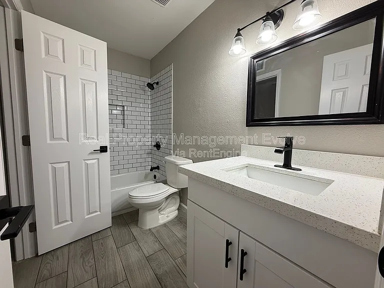 3302 W Loma Ln #3 — Photo 9