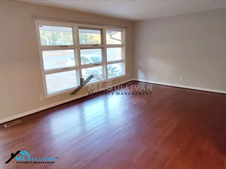 1521 Euclid Rd — Photo 3