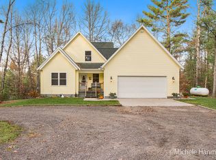 8340 Cottonwood Ave, Howard City, MI 49329