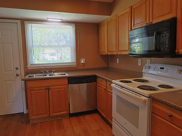 325 Caithness Rd — Photo 7