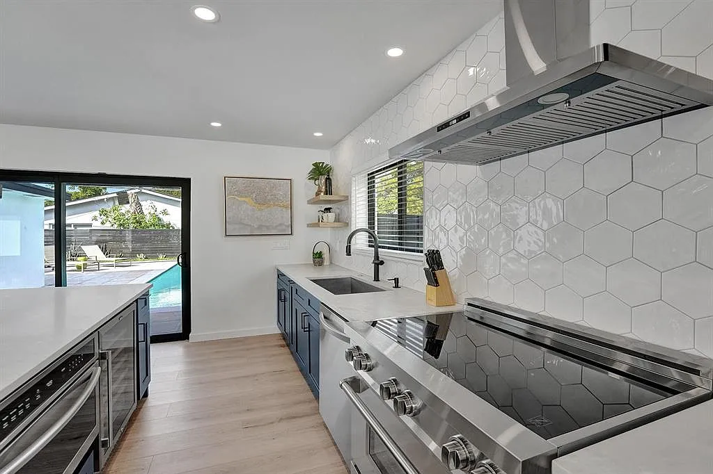 3 bed, 3.0 bath, 1942 sqft, $6,300 — Photo 4