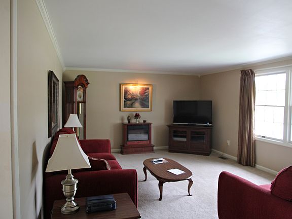 Living Room 23X13 Photo #1