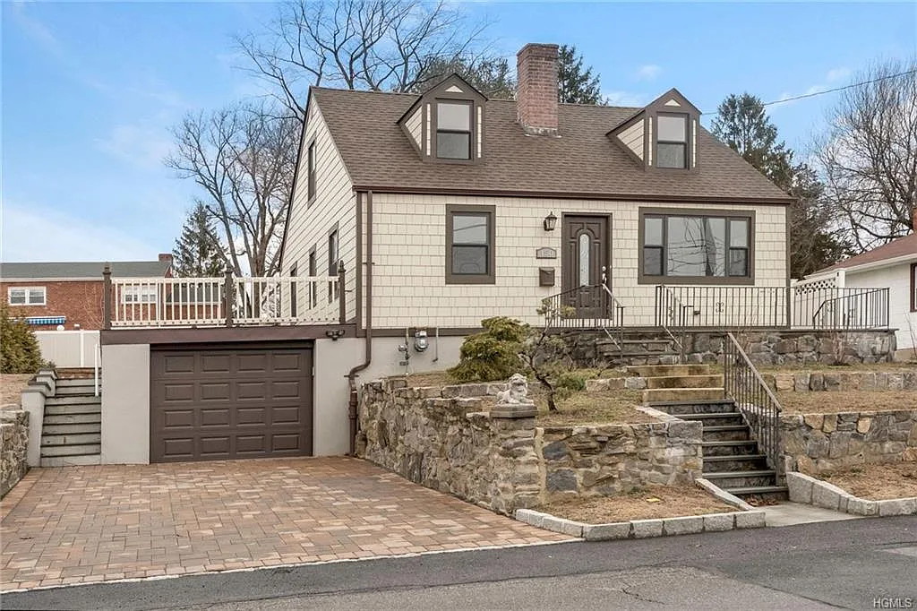 150 Roundhill Dr photo 1