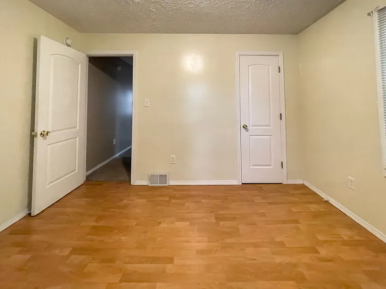 1512 N Woodridge Ave — Photo 14
