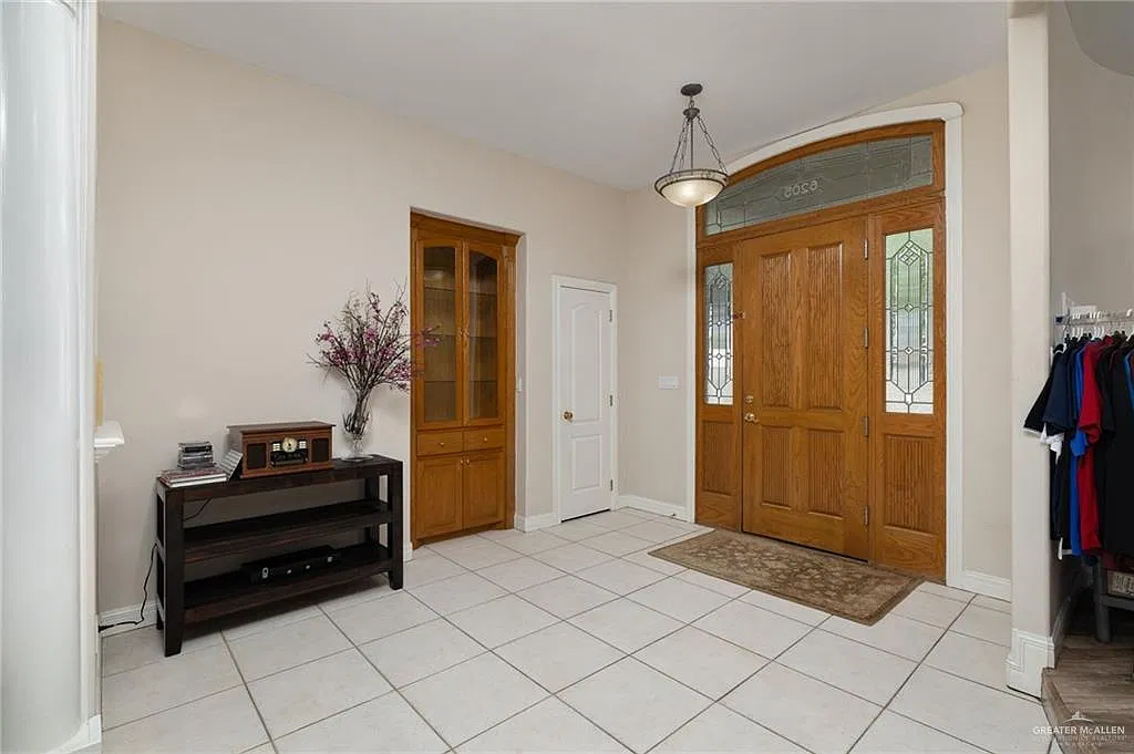 4 bed, 3.0 bath, 2412 sqft, $2,300 — Photo 2