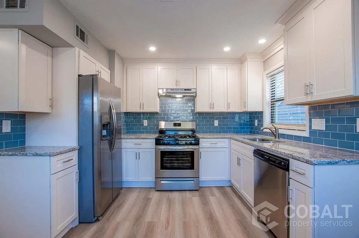 Building Photo - 886 Saint Charles Ave NE #2
