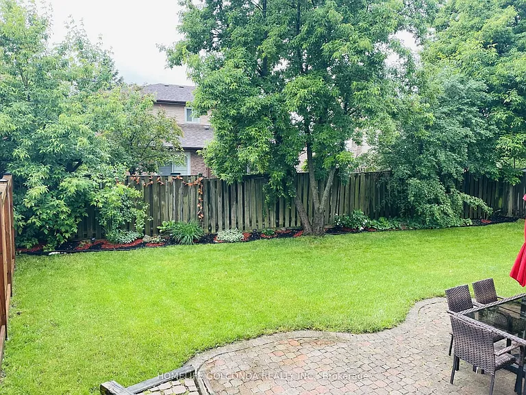 909 Ferndale Cres #UPPER LEVEL — Photo 16