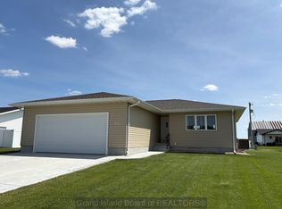 513 7th St, Phillips, NE 68865
