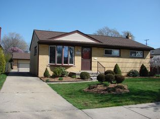 28024 Rosebriar St, Saint Clair Shores, MI 48081