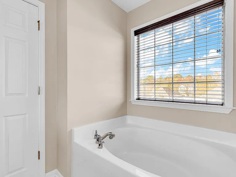 16 Bushwood Dr — Photo 35