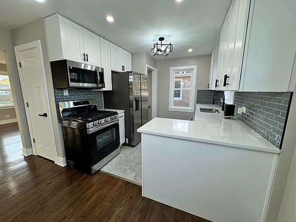 4th image of 710 E 154th Pl