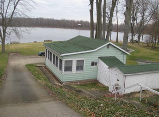 9230 N Steinbarger Lake Dr, Wawaka, IN 46794