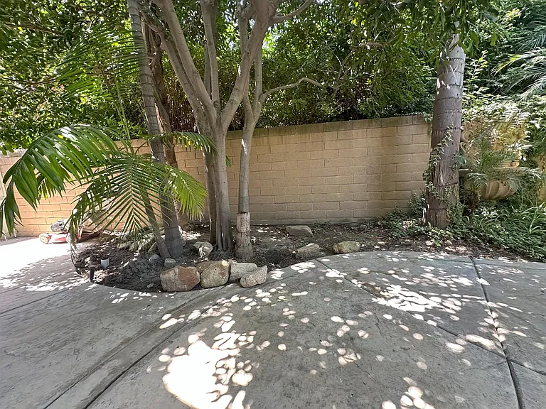 Sideyard (off living room)