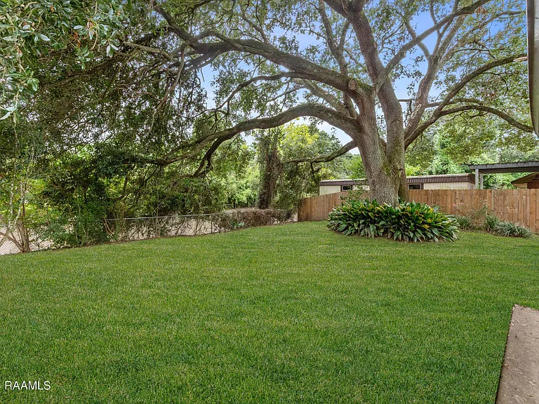 218 Debby Dr — Photo 34
