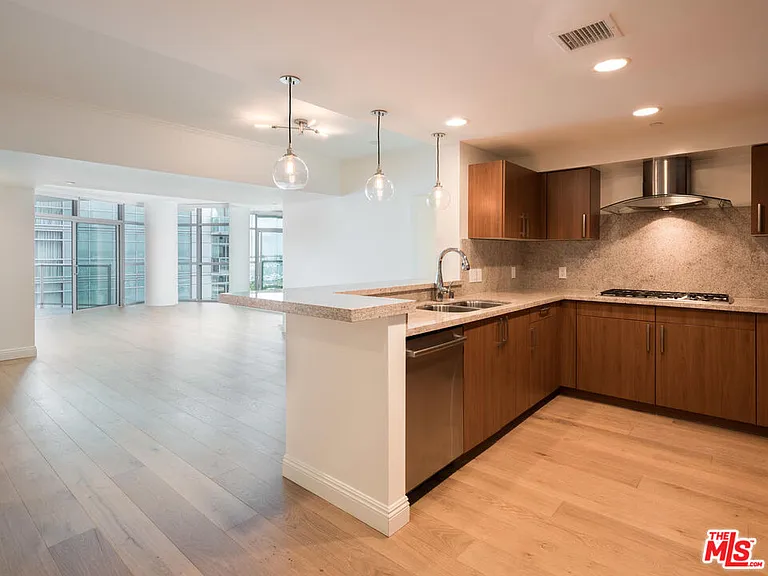 13650 Marina Pointe Dr #905 — Photo 4