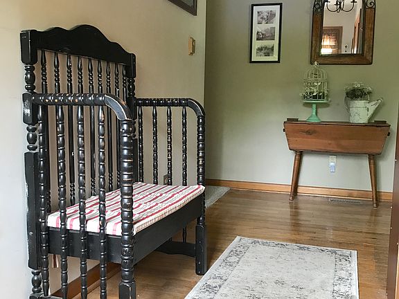 Foyer w/ coat closet