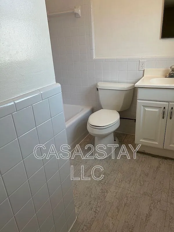 Studio, 1.0 bath, $850 — Photo 4