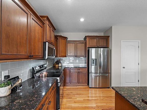 4th image of 15813 Linden St