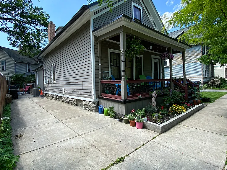 46 College St — Photo 8