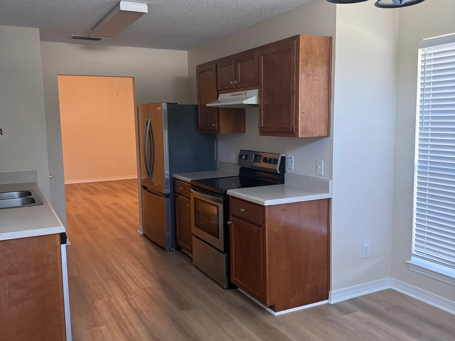 3 bed, 1398 sqft, $1,900 — Photo 4