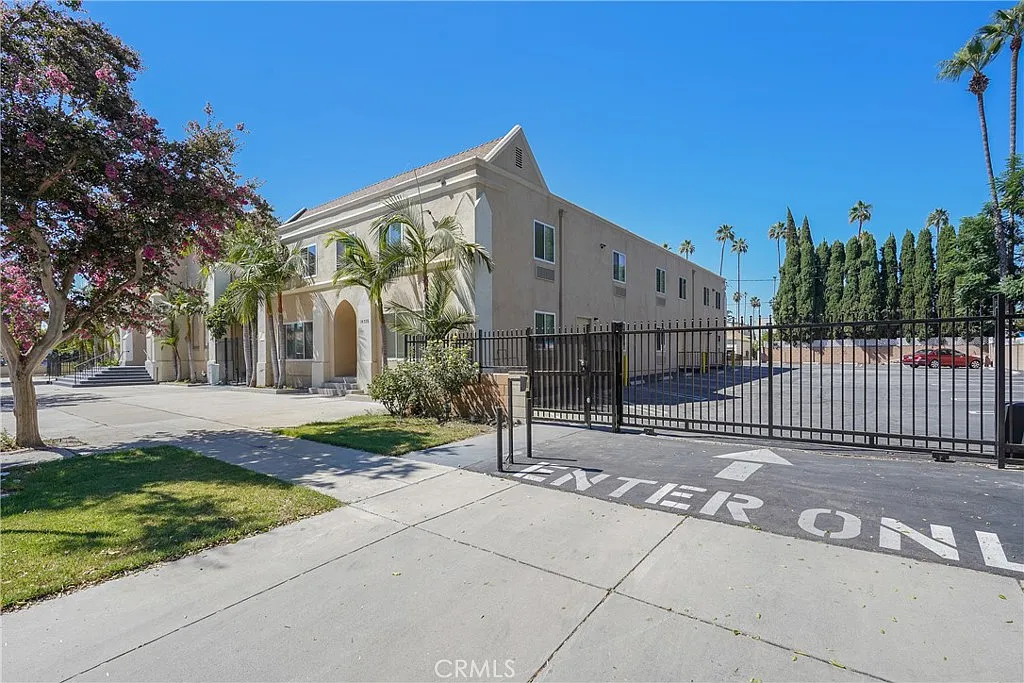 3 bed, 1644 sqft, $3,290 — Photo 2