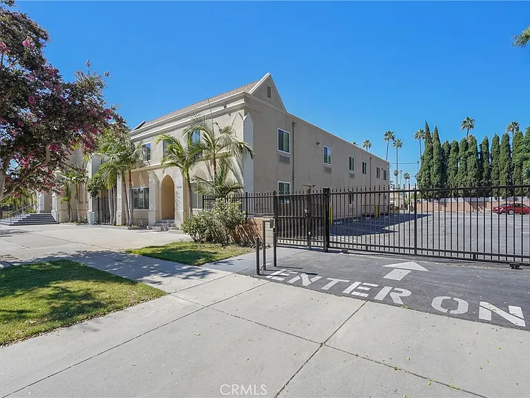 14335 Hamlin St — Photo 2