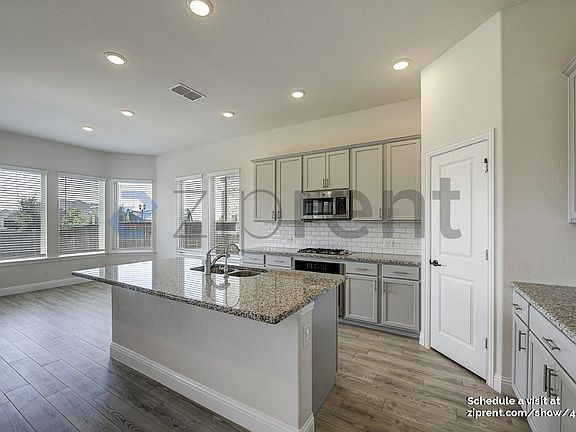 4th image of 808 Brenham Ave